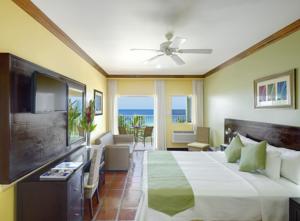 Coconut Court Beach Hotel image 1