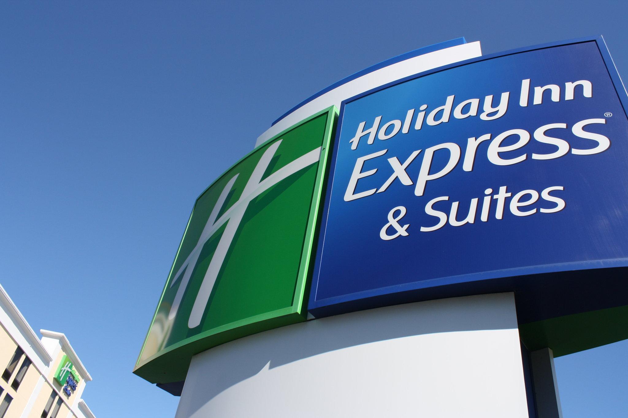 Holiday Inn Express & Suites Wilmington-University Center image 1