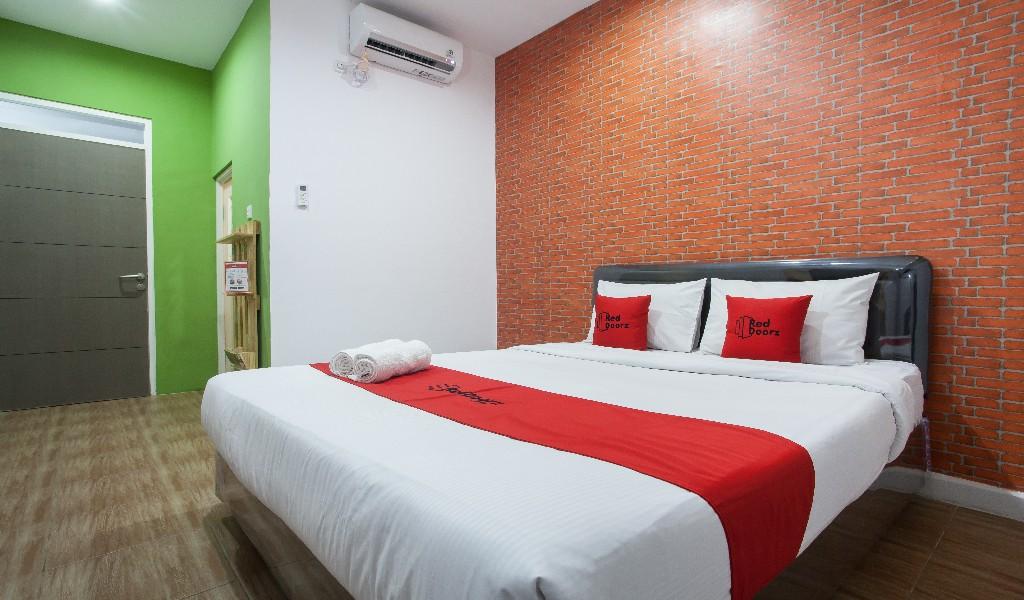 RedDoorz Plus @ Raya Sengkaling photo 4