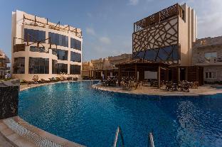 Swimming pool [outdoor]
