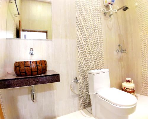 Bathroom 5, City Hotel Prayagraj, Kaushambi