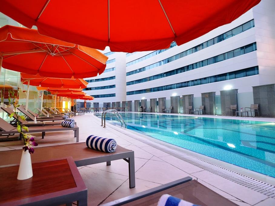 Swimming pool [outdoor]