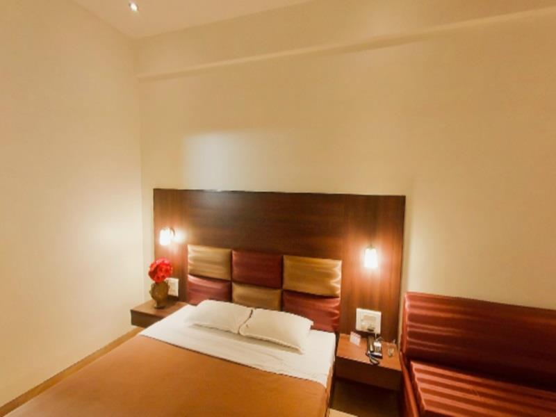 Others 1, Hotel Dreamland, Satara