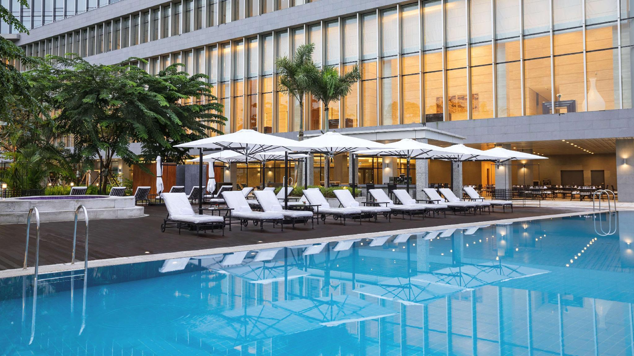 Swimming pool [outdoor]