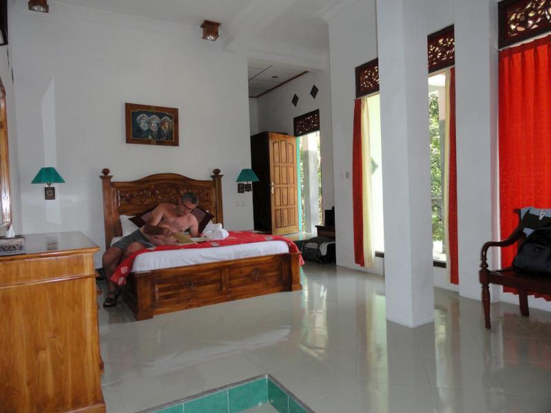 Lotus Guesthouse Sudaji photo 4