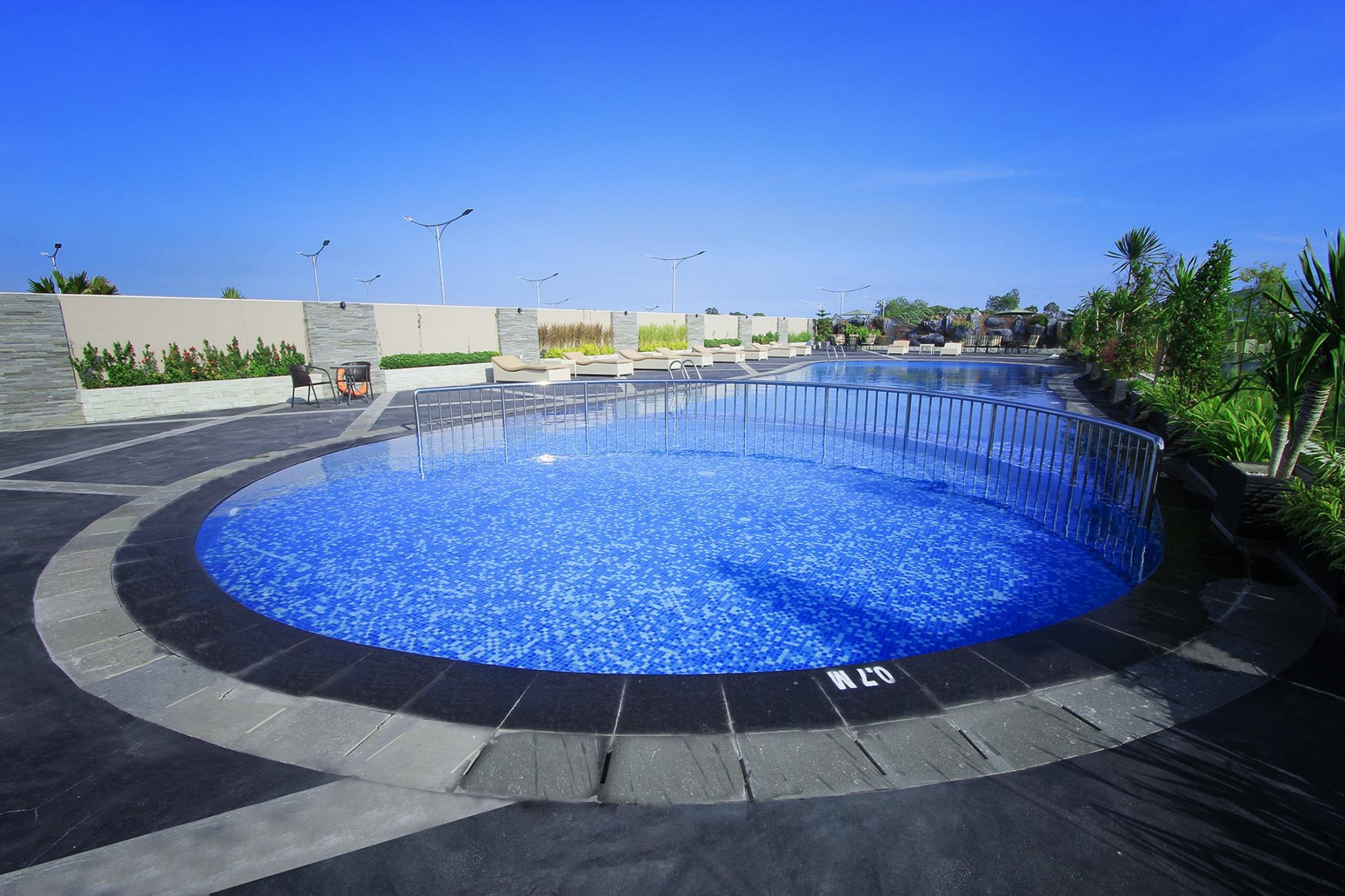 Platinum Balikpapan Hotel & Convention Hall - Tap to explore photos