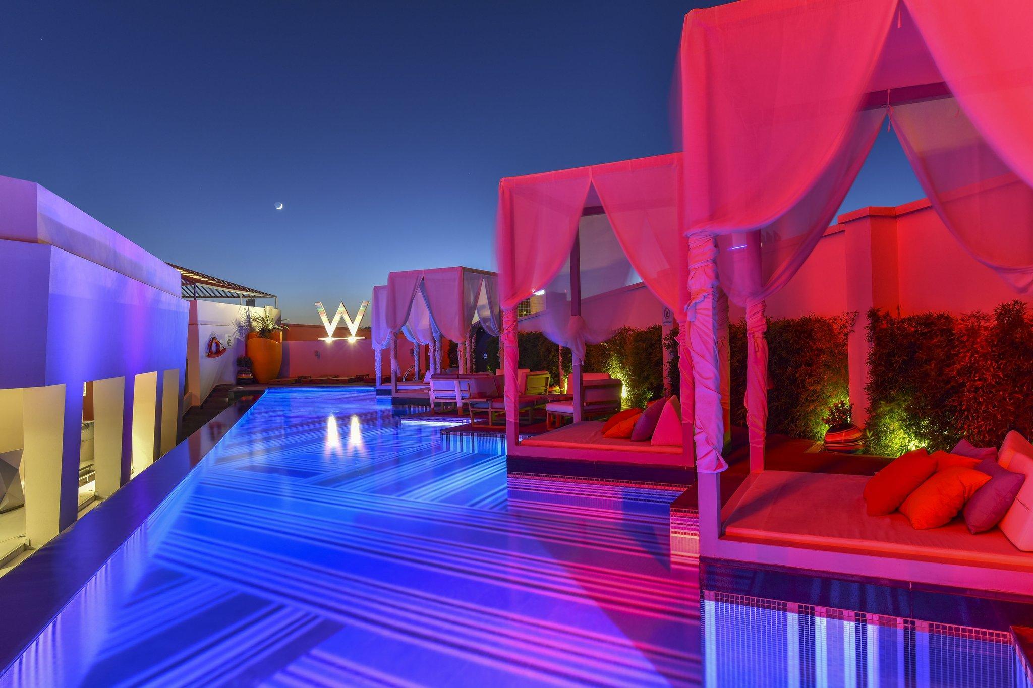 Swimming pool [outdoor]