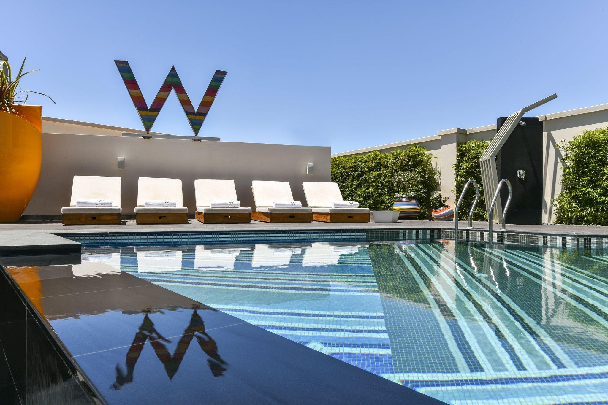 Swimming pool [outdoor]