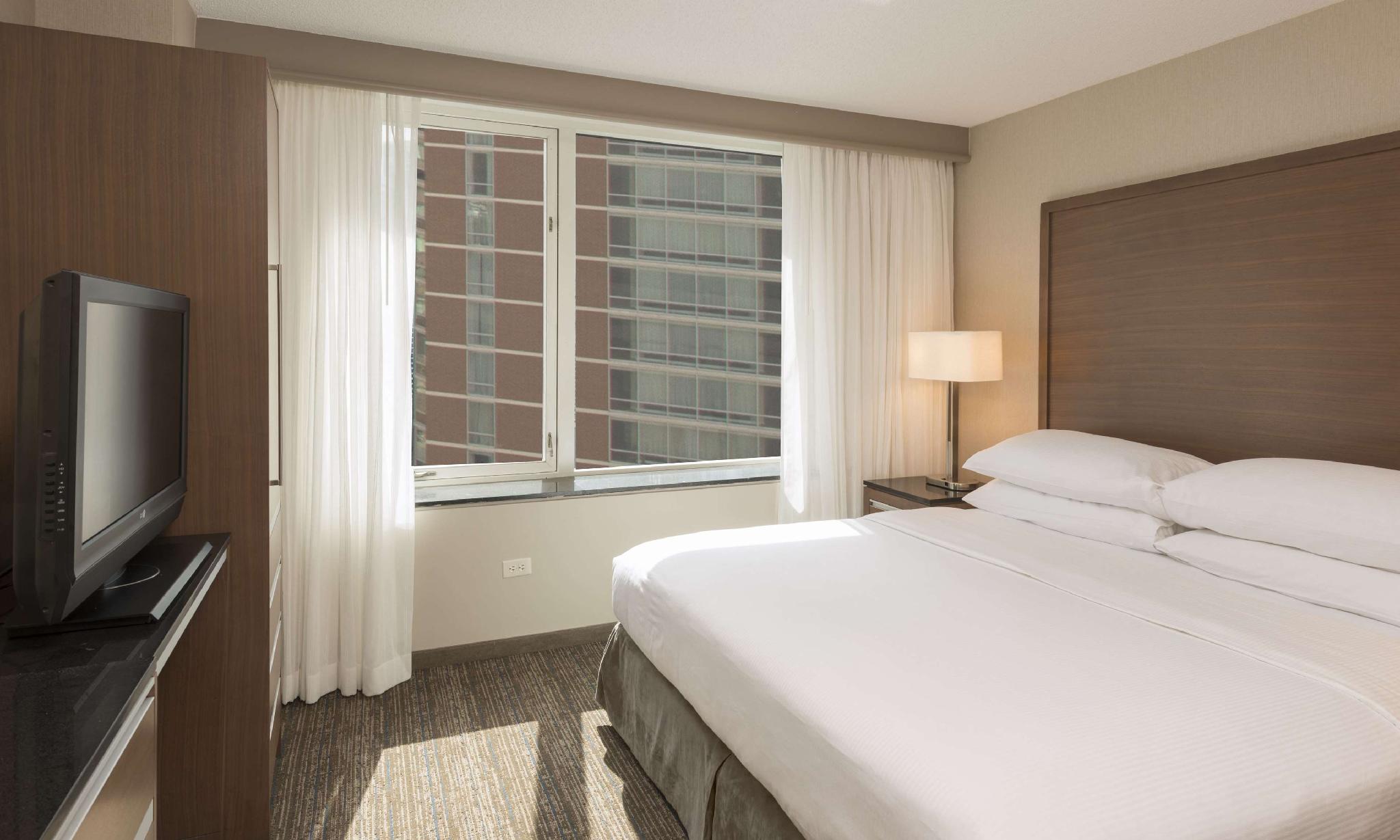 Embassy Suites Chicago Downtown Magnificent Mile - Tap to explore photos