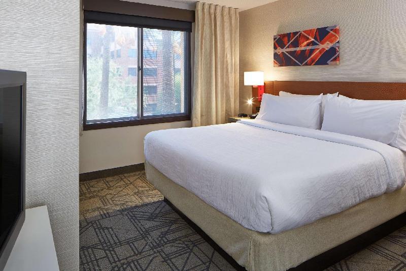 Hilton Garden Inn Scottsdale Old Town - Tap to explore photos