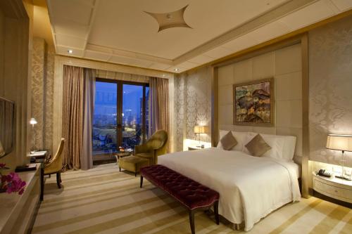Chateau Star River Pudong Shanghai Room Type - Deluxe King Bed