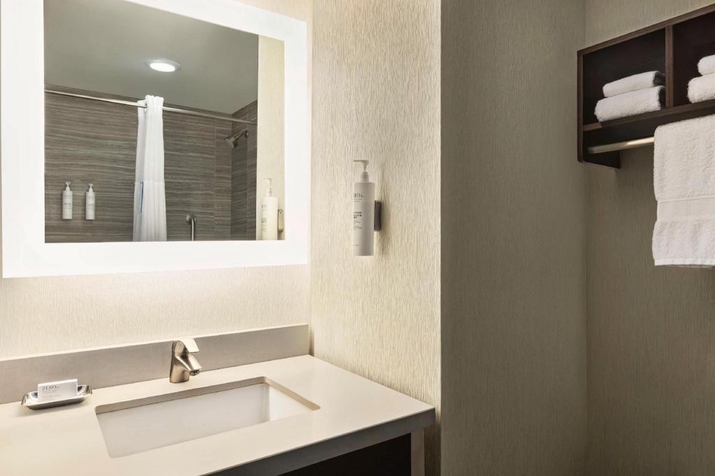 Hampton Inn San Francisco Downtown/Convention Center Room Type - Queen Room with Two Queen Beds and City View - Non-Smoking