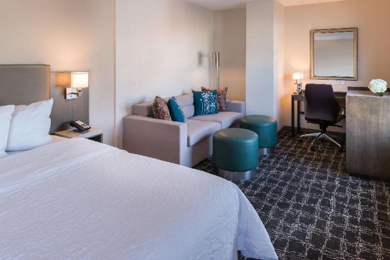Hampton Inn San Francisco Downtown/Convention Center Room Type - King Room with Sofa Bed - Non-Smoking