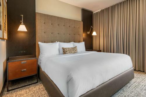 Cambria Hotel Houston Downtown Convention Center - Tap to explore photos