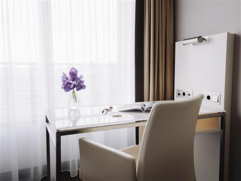 Pullman Berlin Schweizerhof Room Type - SUPERIOR ROOM, 1 King Size Bed or 2 Single Size Beds, view of park or courtyard Pullman Berlin Schweizerhof Room Type - SUPERIOR ROOM, 1 King Size Bed or 2 Single Size Beds, view of park or courtyard