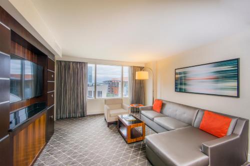 Hilton Nashville Downtown Room Type - 1 KING BED 1 BEDROOM SUITE