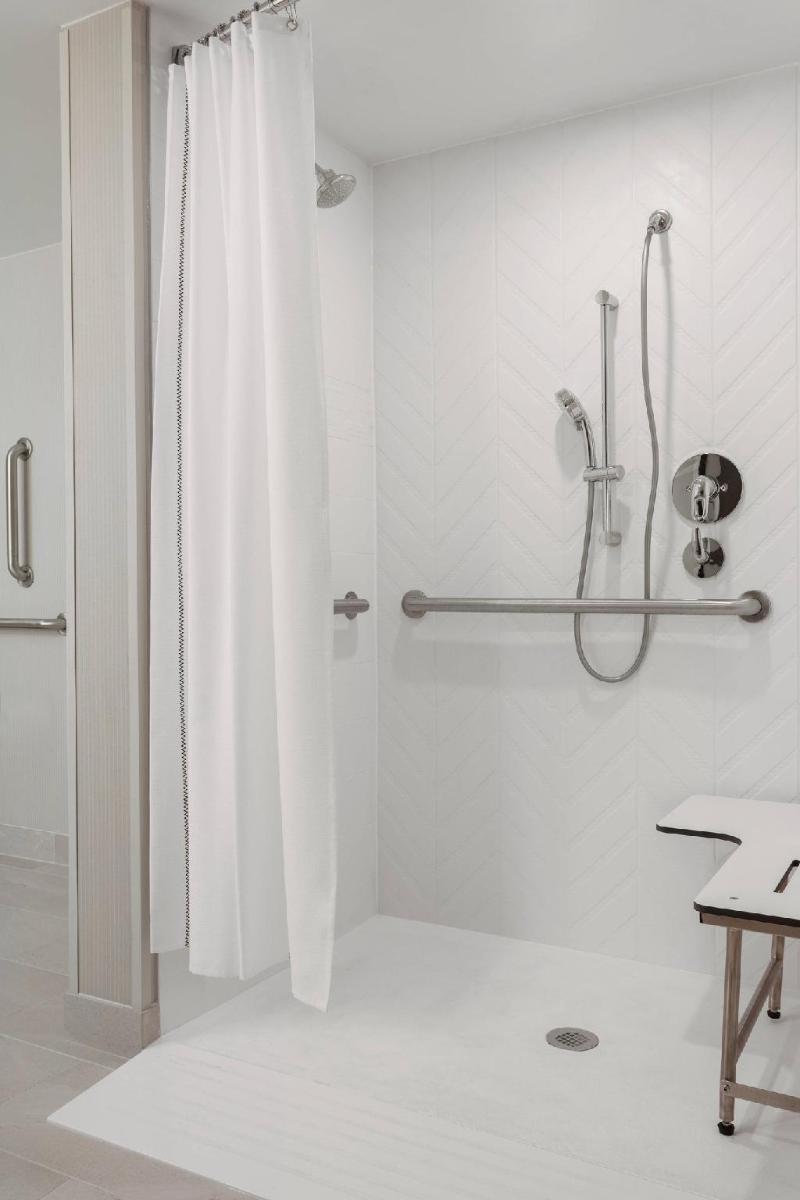 Delta Hotels by Marriott Indianapolis Airport - Tap to explore photos
