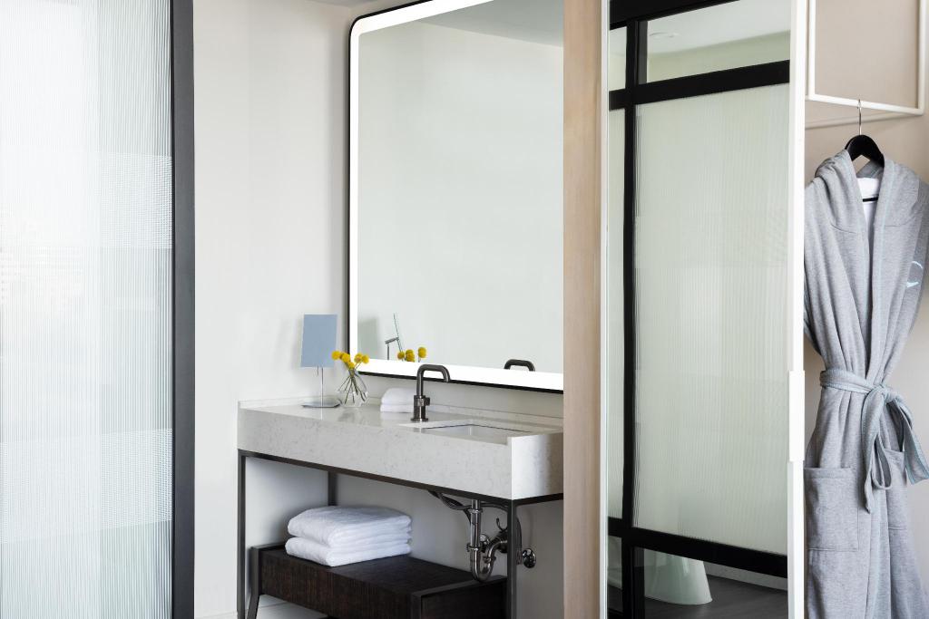 Hyatt Centric Congress Ave Austin Room Type - Corner King Room with Capitol View