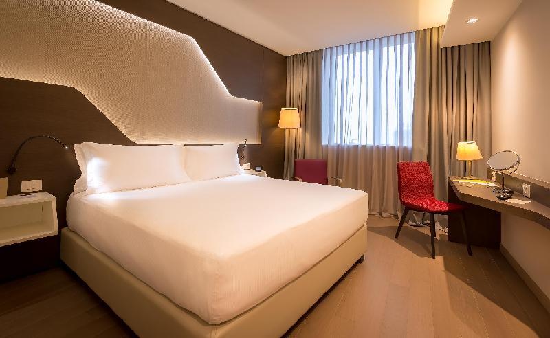 DoubleTree by Hilton Hotel Yerevan City Centre Room Type - KING ACCESSIBLE GUEST ROOM