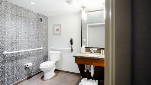 The Curtis Denver - a DoubleTree by Hilton Hotel - Tap to explore photos