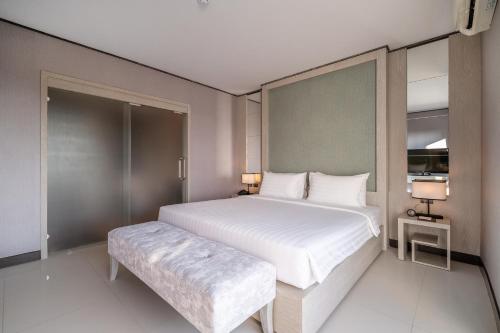 Manhattan Pattaya Hotel - Tap to explore photos