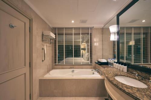 InterContinental Kuala Lumpur Room Type - 1 Super King Premium Club Lounge Access