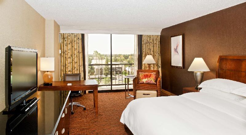 Hilton Orange County/Costa Mesa - Tap to explore photos