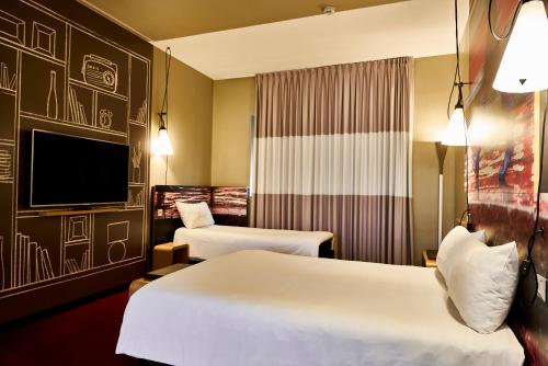 ibis Milano Centro Room Type - Design room with 1 double bed and 1 single bed