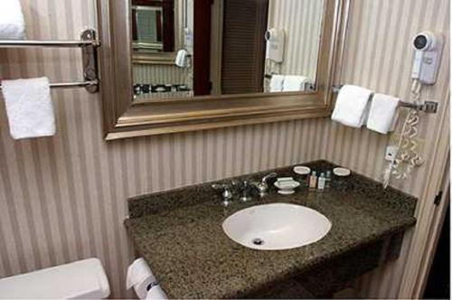 DoubleTree by Hilton Sacramento Room Type - 1 KING BEDROOM SUITE