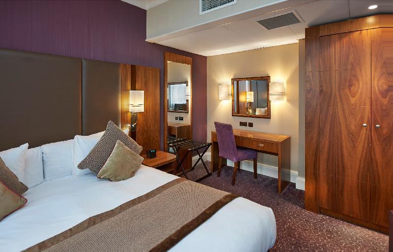Crowne Plaza London Ealing Room Type - 1 Queen Premium Top Floor Crowne Plaza London Ealing Room Type - 1 Queen Premium Top Floor