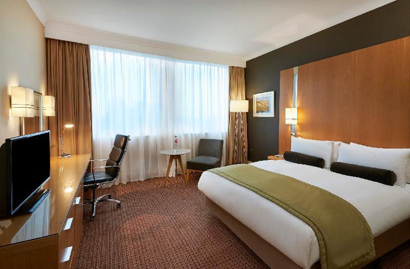 Crowne Plaza London Ealing Room Type - 1 Queen Standard Walk In Shower