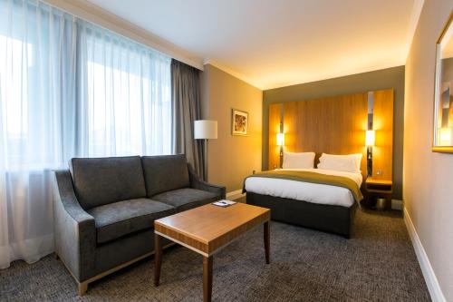Crowne Plaza London Ealing Room Type - 1 Queen Premium