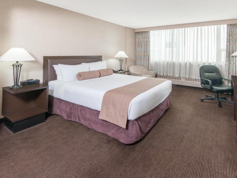 Ramada Plaza by Wyndham Calgary Downtown - Tap to explore photos