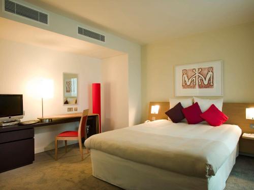 Novotel Reading Centre Room Type - Standard room, ideal for family - 1 Queen bed & a sofa bed