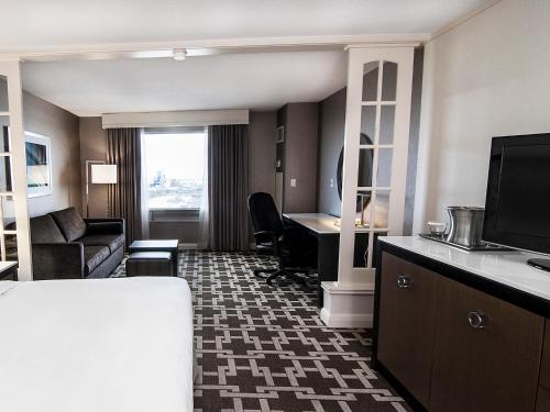 Hilton Niagara Falls/Fallsview Hotel & Suites Room Type - 1 KING WHIRLPOOL STUDIO