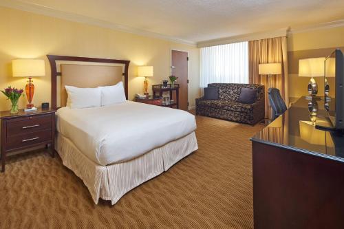 Hilton Raleigh North Hills Room Type - PARLOR WITH SOFABED