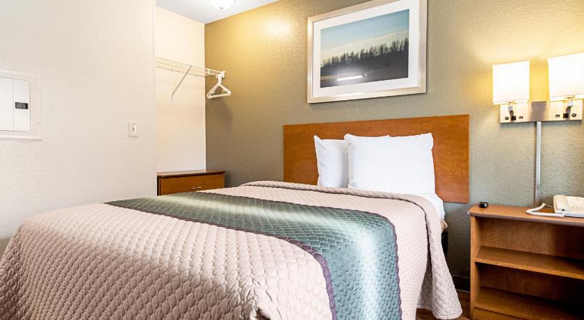 HomeTowne Studios by Red Roof Tacoma - Puyallup Room Type - Studio 1 Queen Bed Non-Smoking
