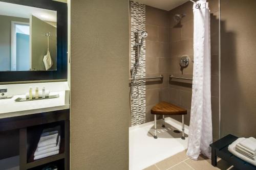 DoubleTree by Hilton Largo-Washington DC - Tap to explore photos