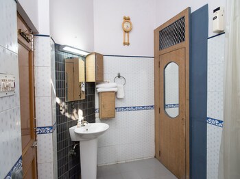 "Oyo Home 12830 Charming 3bhk" photo 4