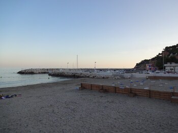 BEACH HOTEL photo 3