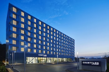 Courtyard by Marriott Luton Airport image 1
