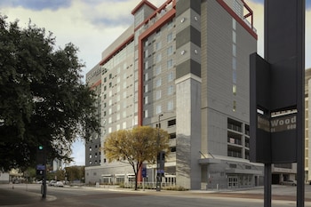 Courtyard by Marriott Dallas Downtown/Reunion District image 1