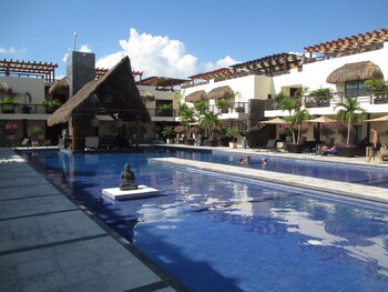 Aldea Thai Jr Suite by SunandSea