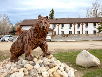 Beartooth Hideaway Inn & Cabins image 1