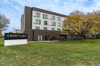 Courtyard by Marriott West Springfield image 1