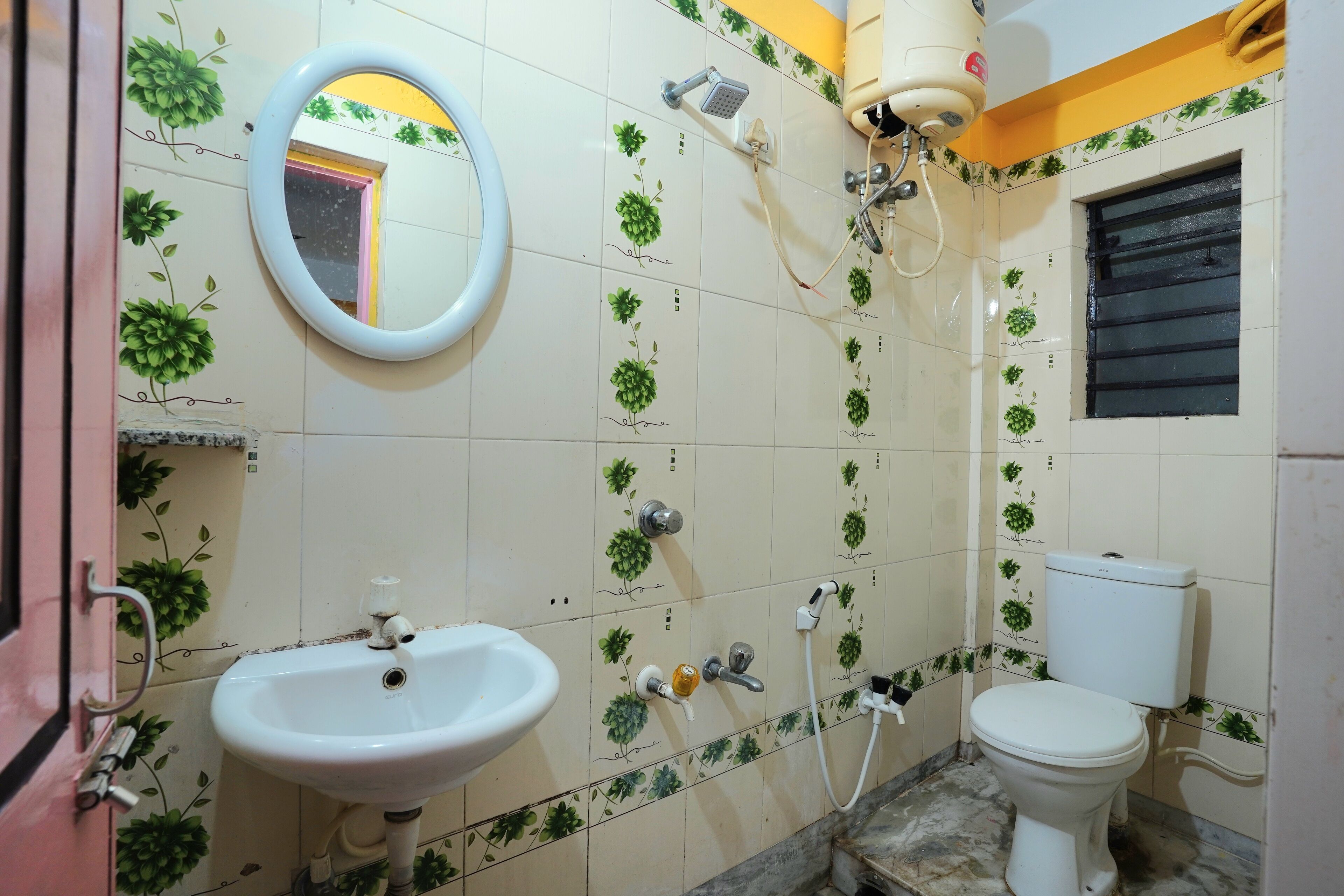 Bathroom 3, Tirupati Lodge, Jalpaiguri