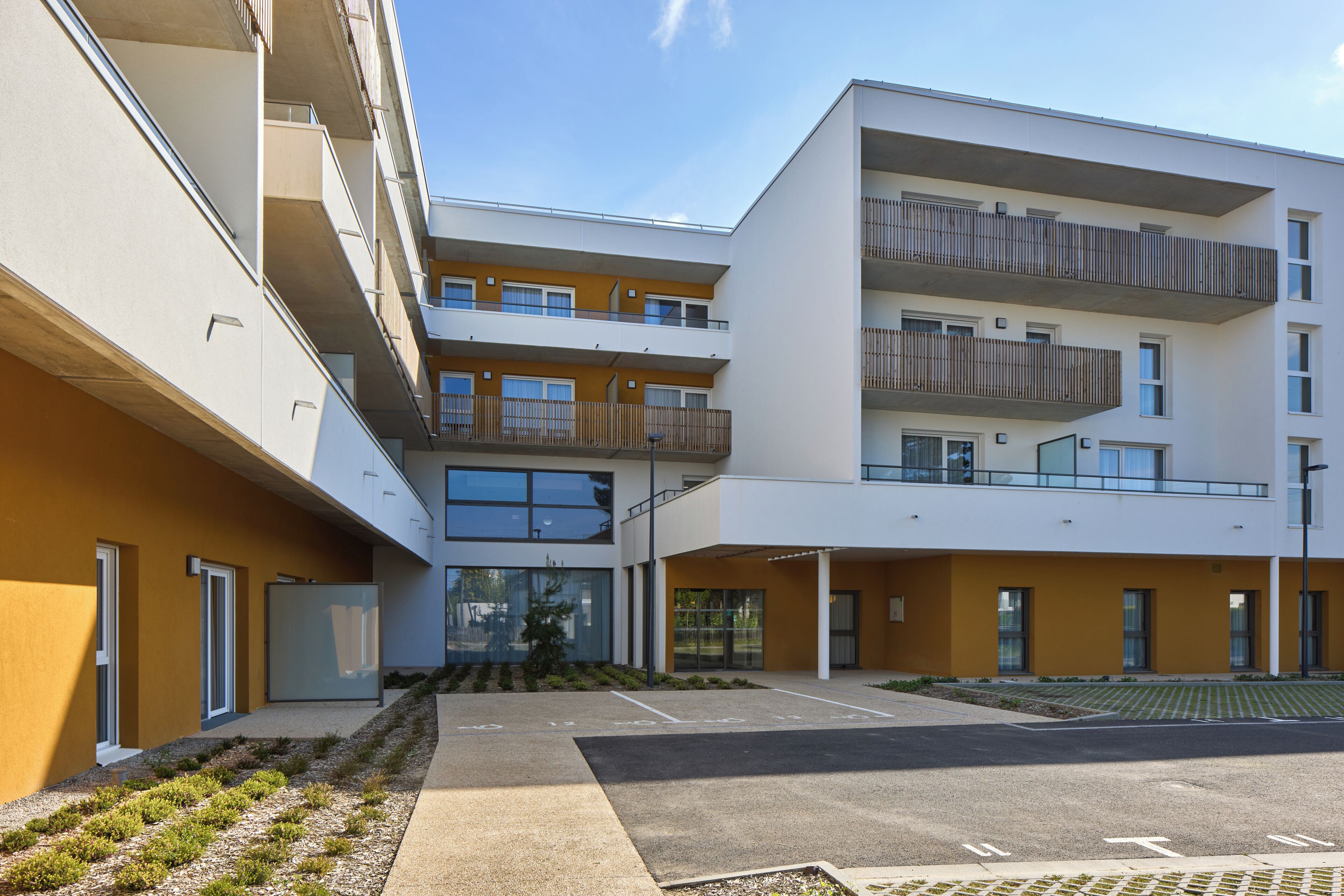 Exterior & Views
