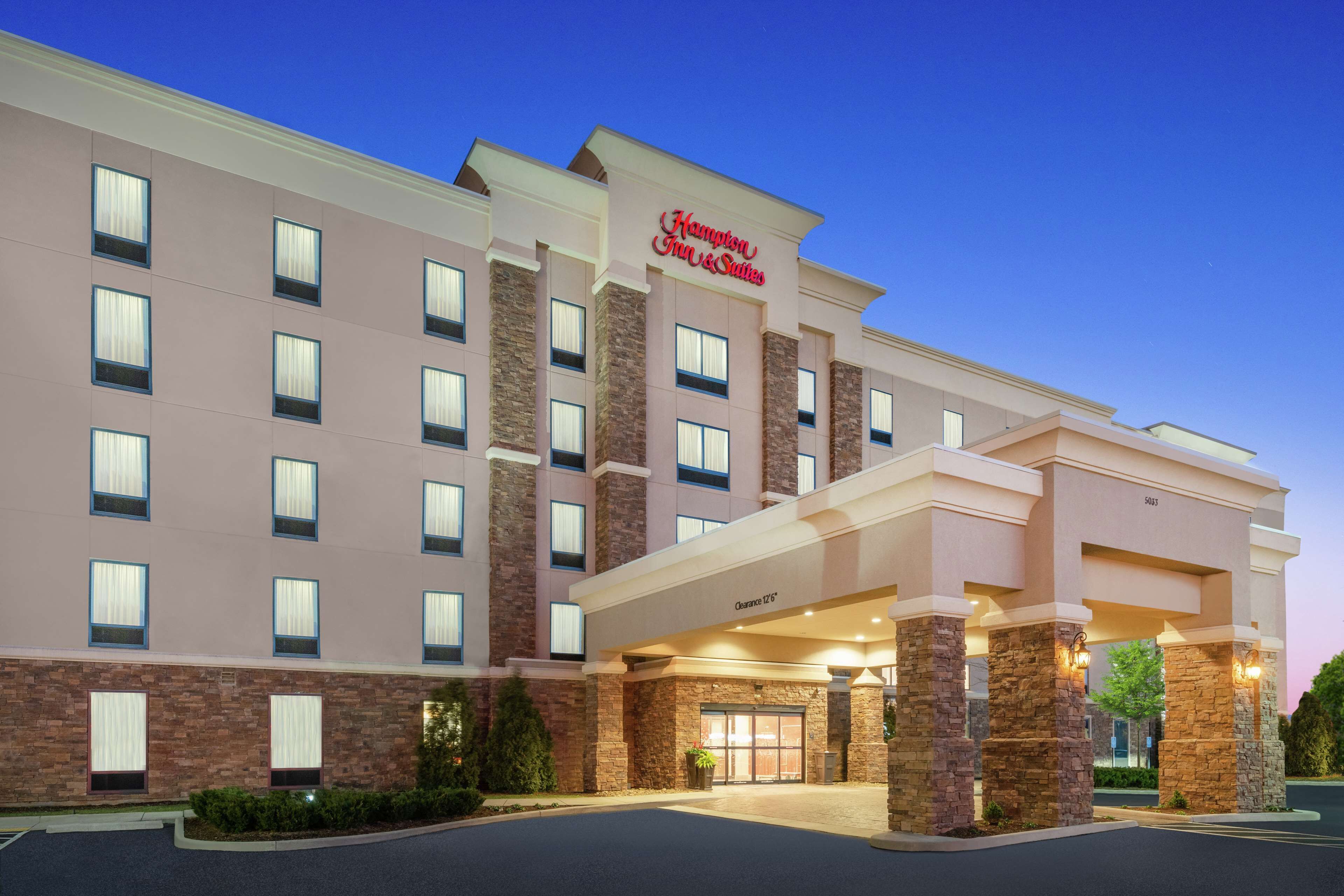 Hampton Inn and Suites Roanoke Airport/Valley View Mall image 1