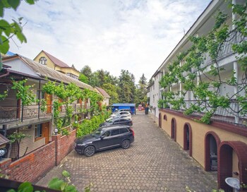 Oreshnik Hotel