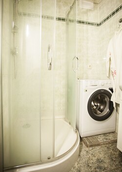 Funny Dolphins Apartments Kropotkinskiy photo 2